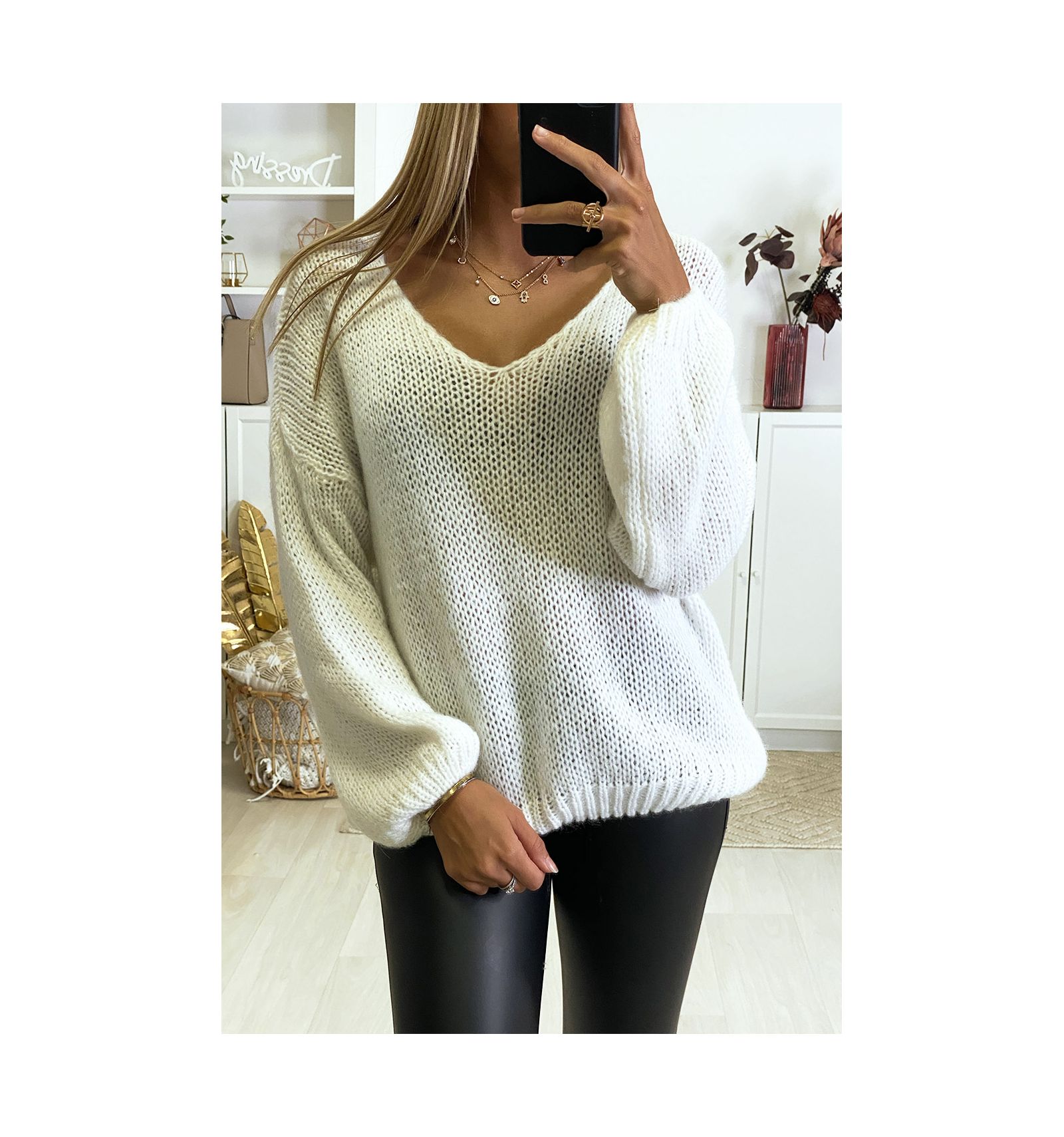 Pull blanc tombant composé de laine. Pull femme très chaud