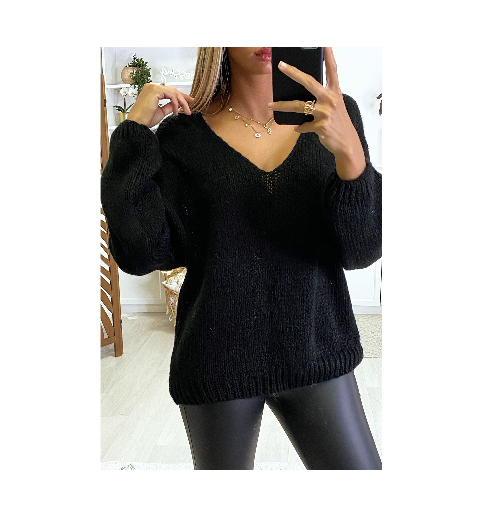 Pull noir tombant composé de laine. Pull femme très chaud