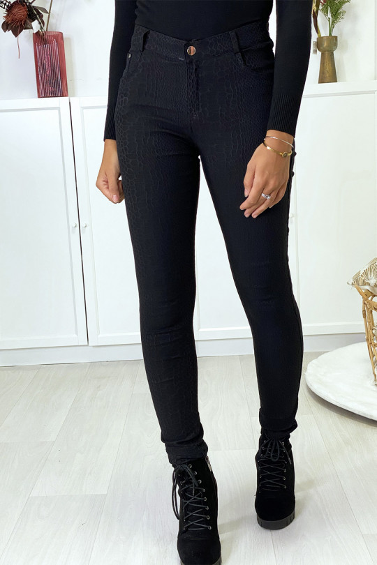 Pantalon slim noir motif python avec 5 poches Pantalon slim noir motif python avec 5 poches