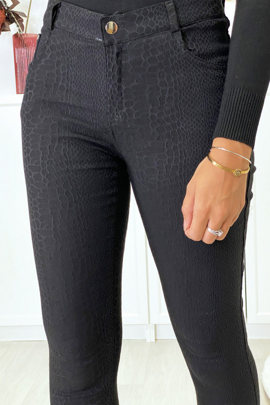 Pantalon slim noir motif python avec 5 poches Pantalon slim noir motif python avec 5 poches