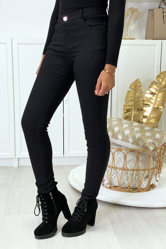 Pantalon slim noir motif python avec 5 poches Pantalon slim noir motif python avec 5 poches
