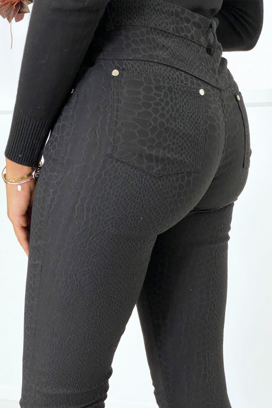 Pantalon slim noir motif python avec 5 poches Pantalon slim noir motif python avec 5 poches