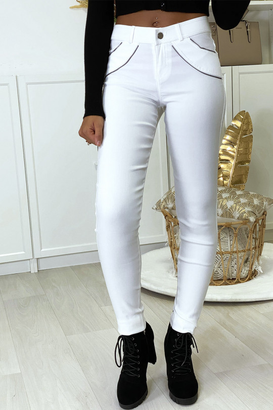 Smalle witte stretch broek met ritssluiting en suède aan de voorzijde.  Smalle broek