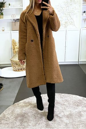 Long manteau en teddy bear noir croisé avec poches. Mode Manteau teddy bear blanc avec poches. Mode femme collection