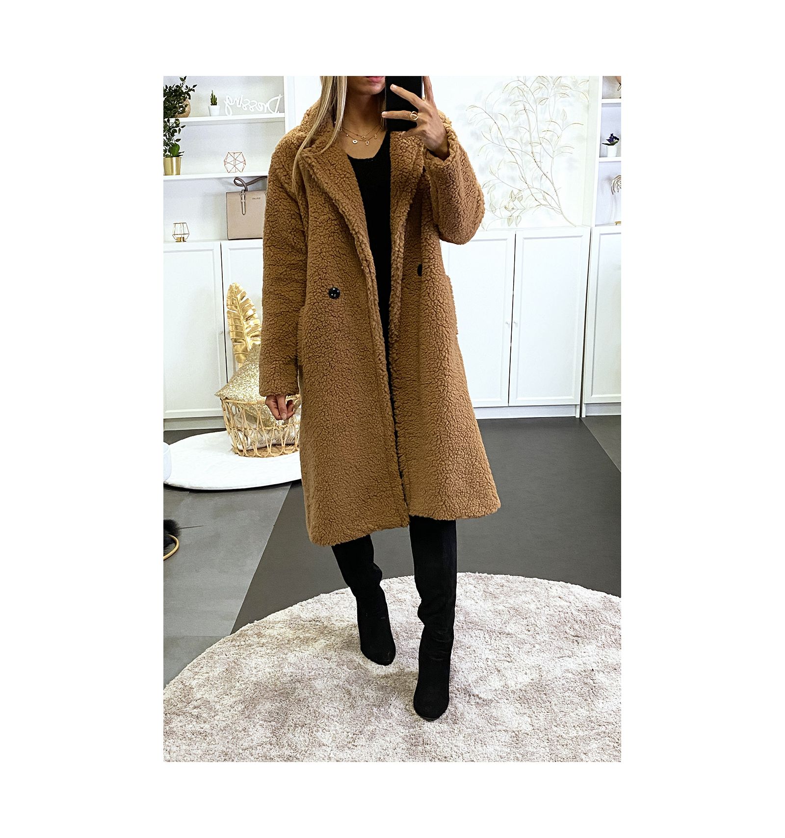 Long manteau en teddy bear camel croisé avec poches. Mode Manteau teddy bear blanc avec poches. Mode femme collection