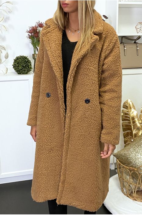 Long manteau en teddy bear camel croisé avec poches. Mode Manteau teddy bear blanc avec poches. Mode femme collection