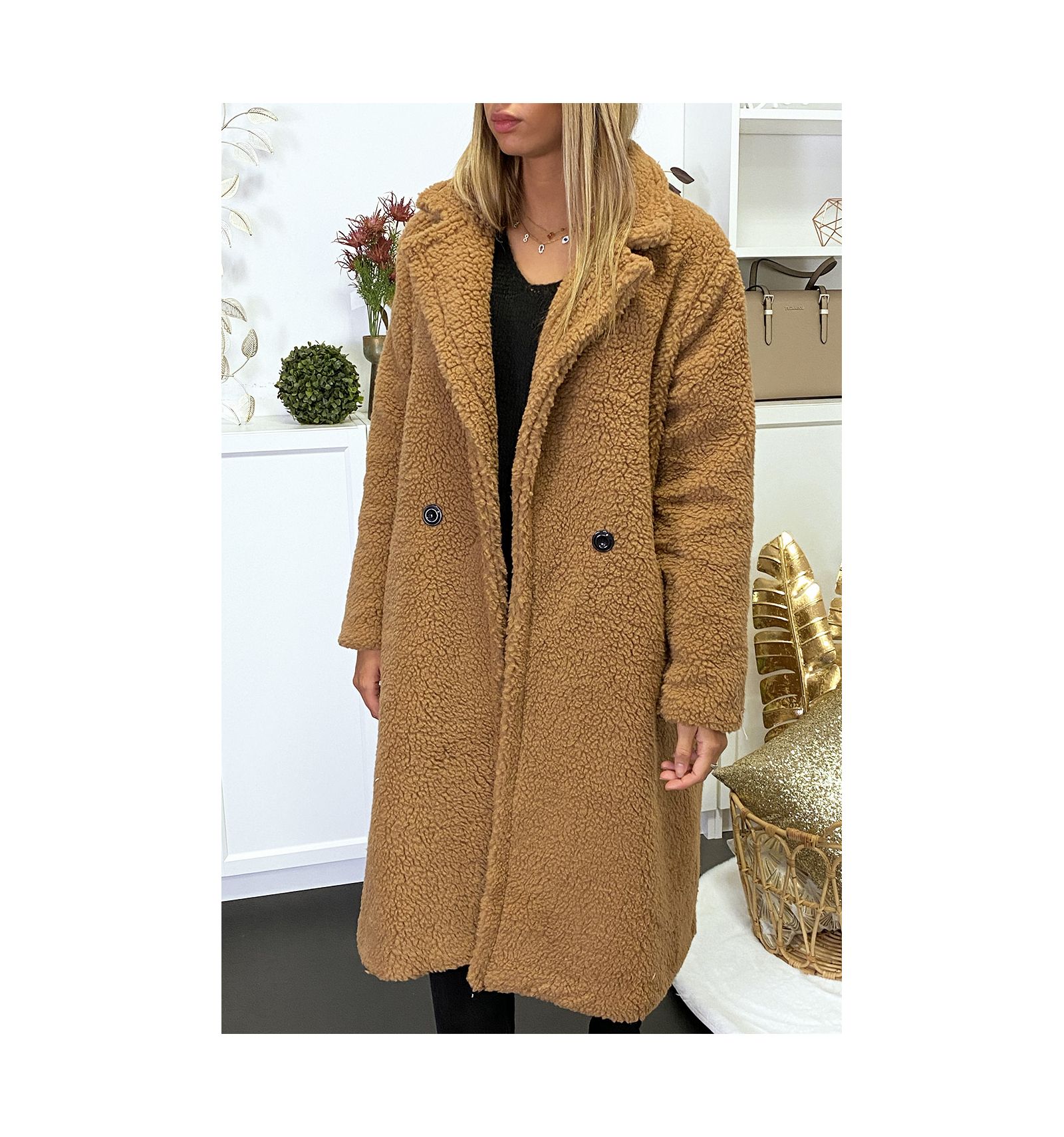 Long manteau en teddy bear camel croisé avec poches. Mode Manteau teddy bear blanc avec poches. Mode femme collection