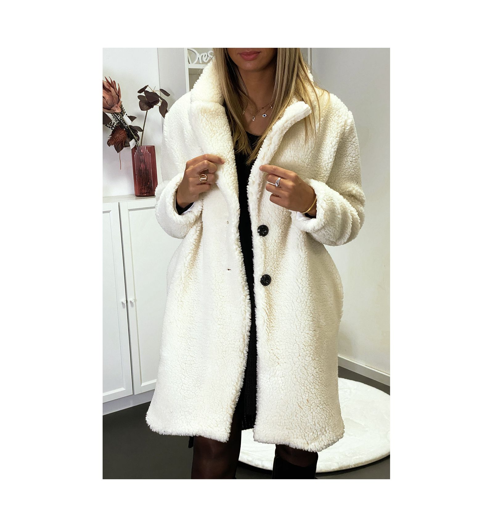 Manteau teddy bear blanc avec poches. Mode femme collection Manteau teddy bear blanc avec poches. Mode femme collection