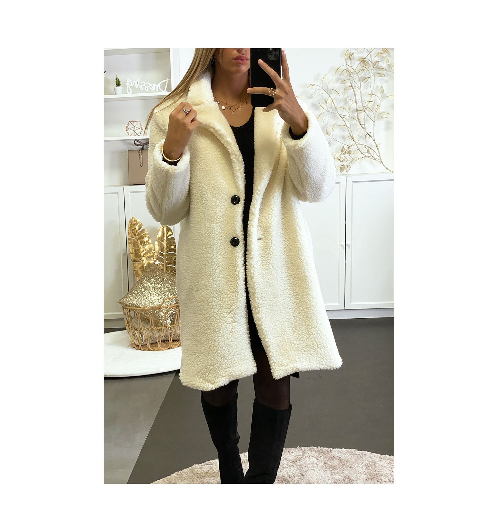 Manteau teddy bear blanc avec poches. Mode femme collection Manteau teddy bear blanc avec poches. Mode femme collection