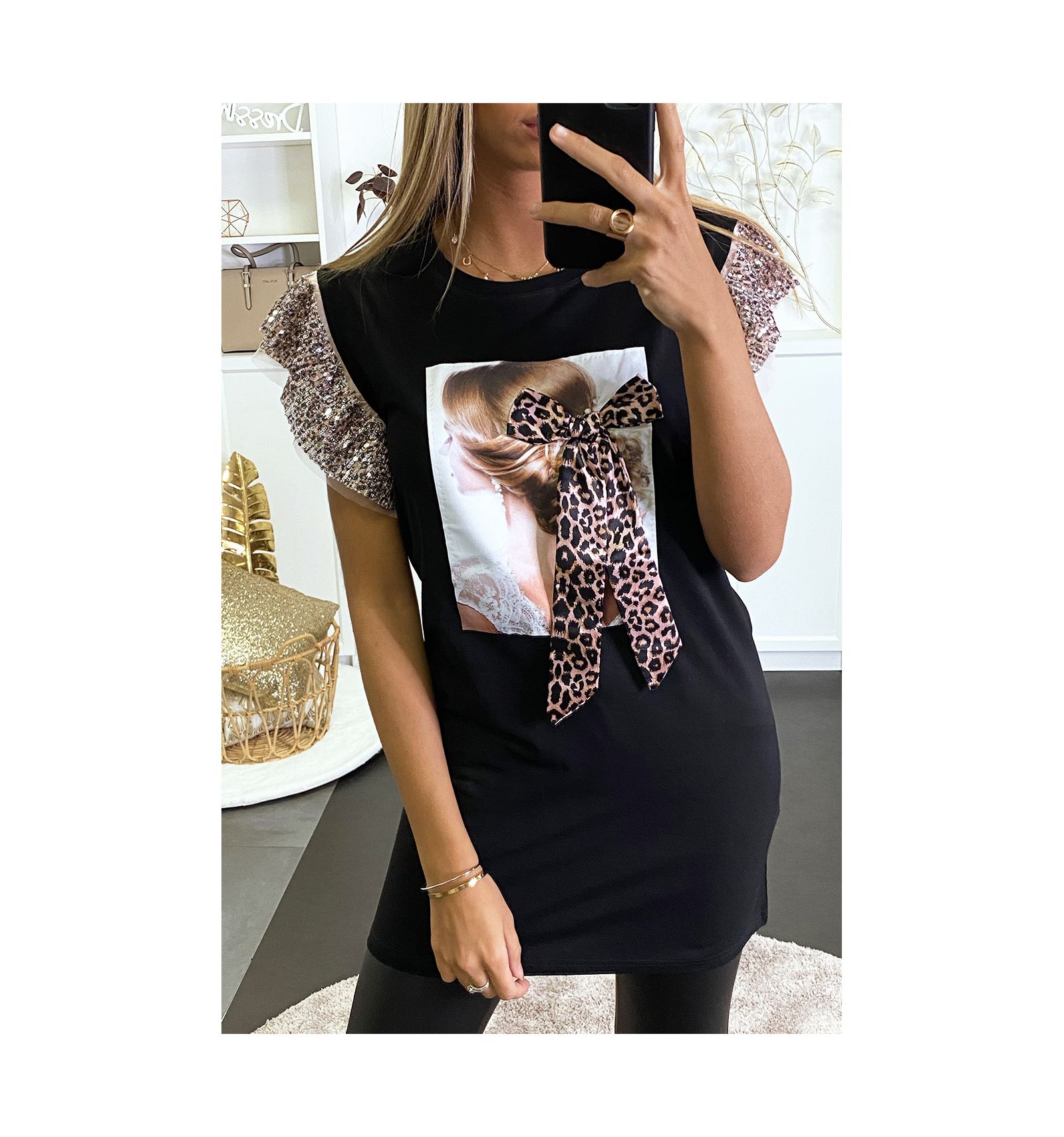 Robe teeshirt avec dessin ruban et paillette aux épaules. Mode femme