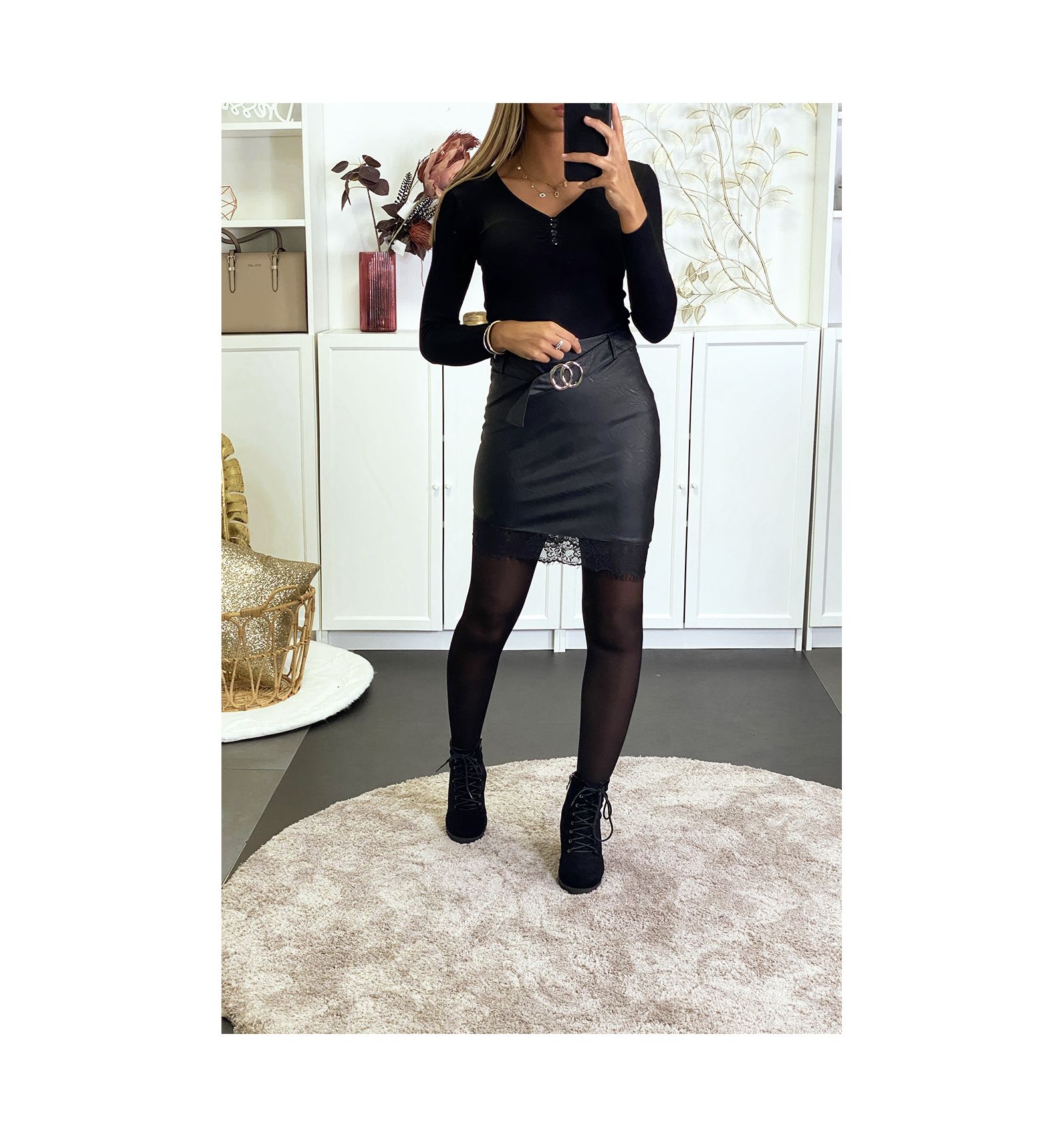 Jupe noir en simili asymétrique avec dentelle au bas et ...