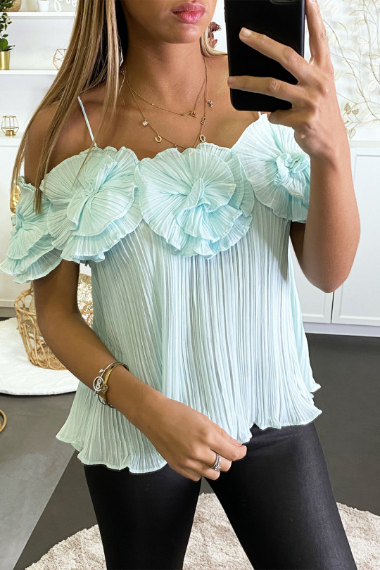 Blouse vert d'eau plissé avec accessoire fleure au buste Blouse vert d'eau plissé avec accessoire fleure au buste