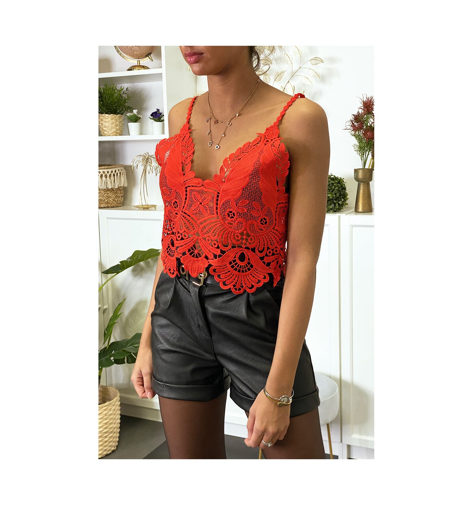 Magnifique débardeur rouge en dentelle. Mode femme pas cher pour fêtes