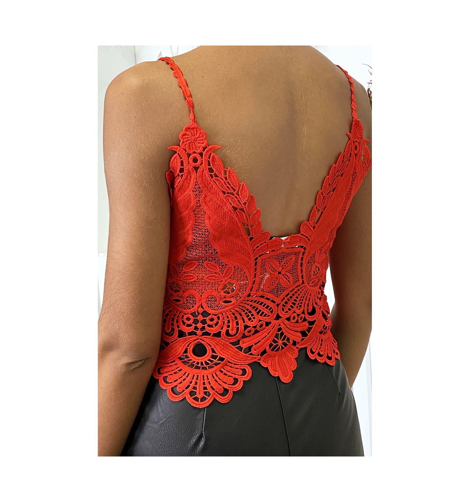 Magnifique débardeur rouge en dentelle. Mode femme pas cher pour fêtes
