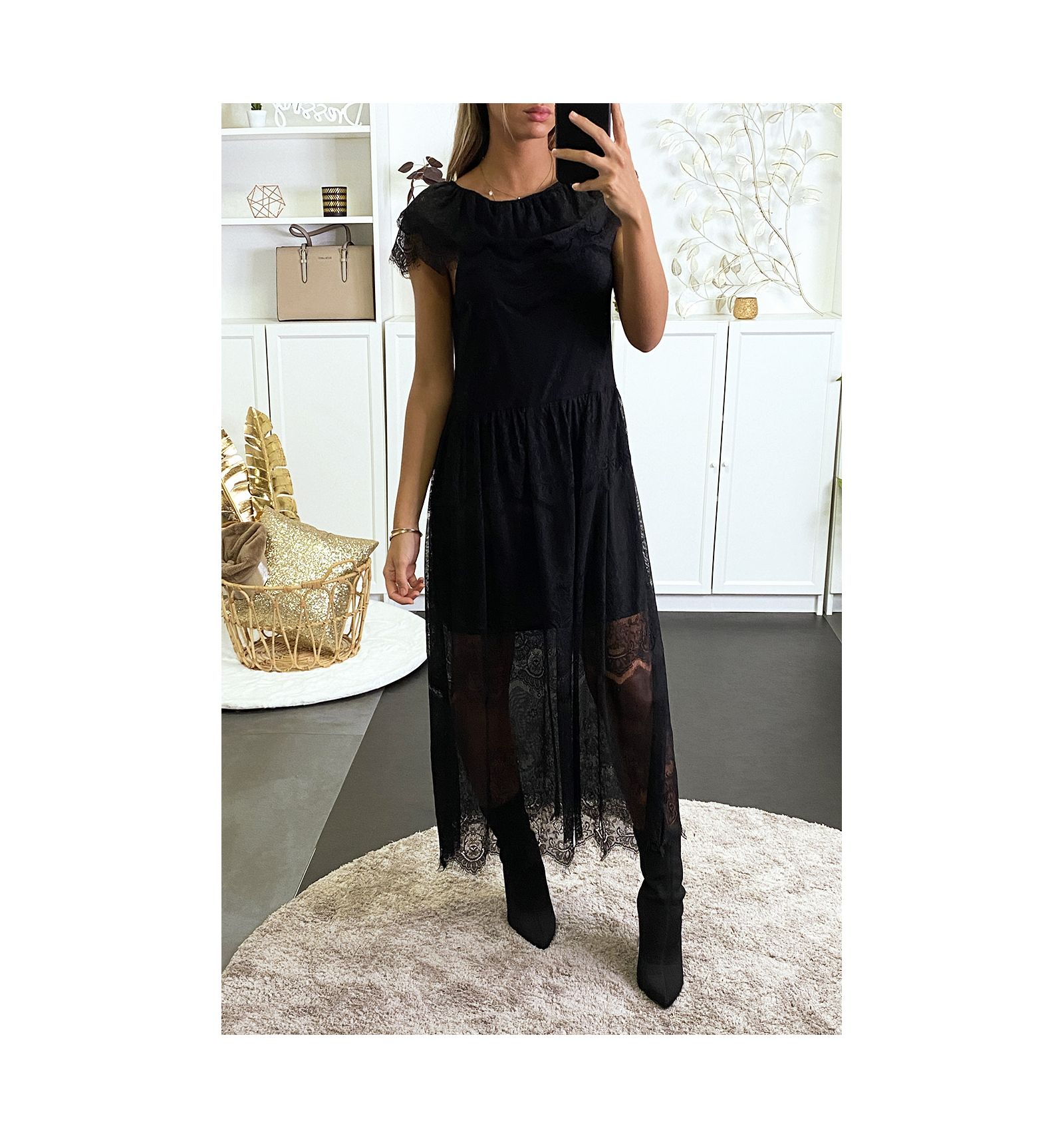 Longue robe en dentelle col bateau et doublé. Mode femme pas cher