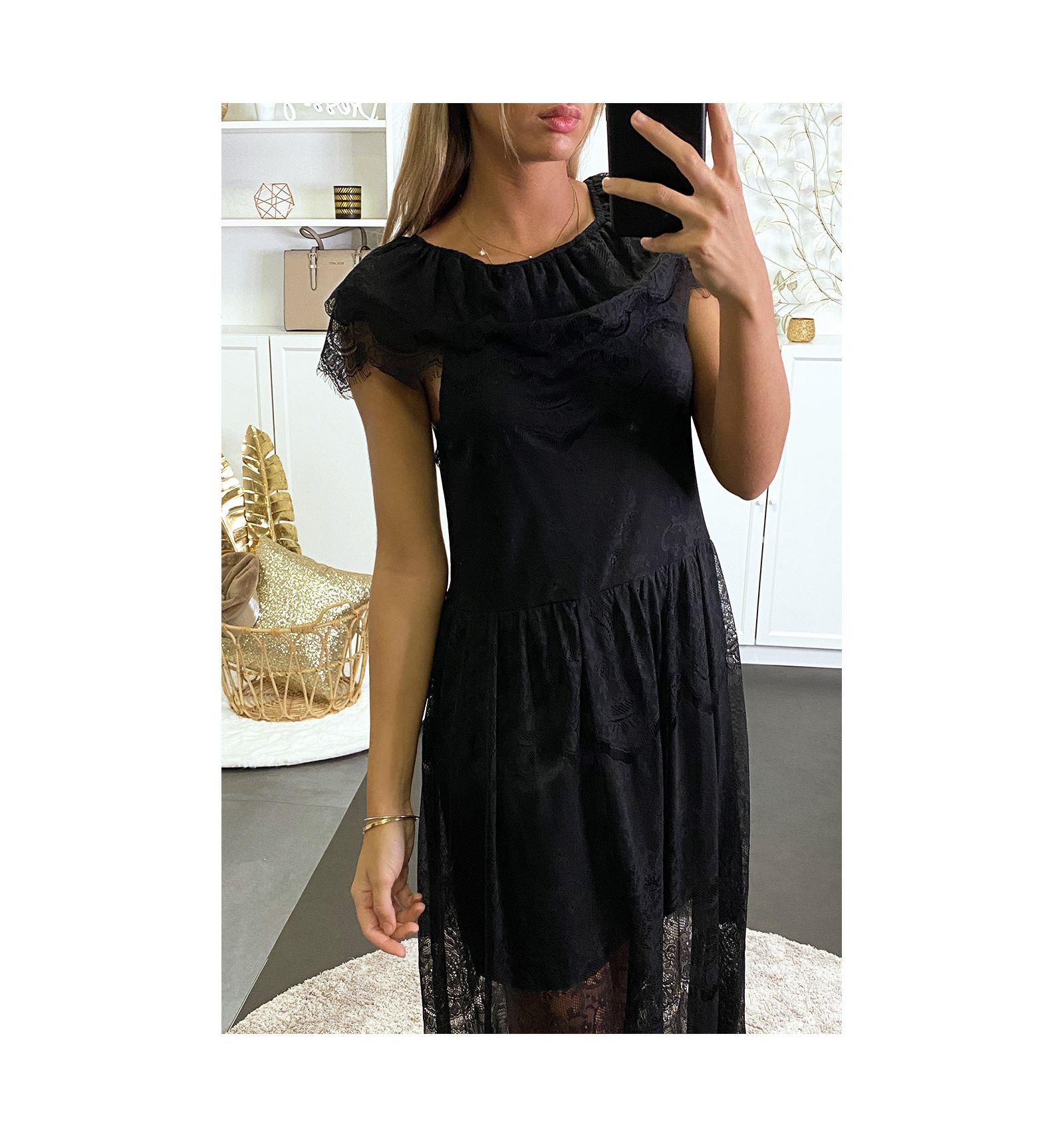 Longue robe en dentelle col bateau et doublé. Mode femme pas cher