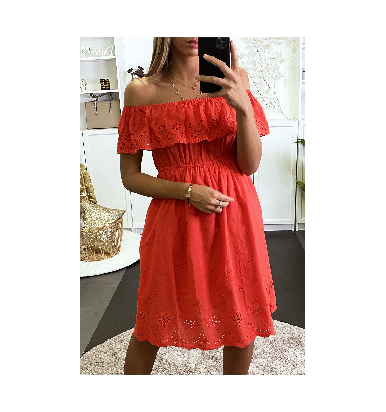 Robe rouge col bateau avec de la broderie et élastique à la taille