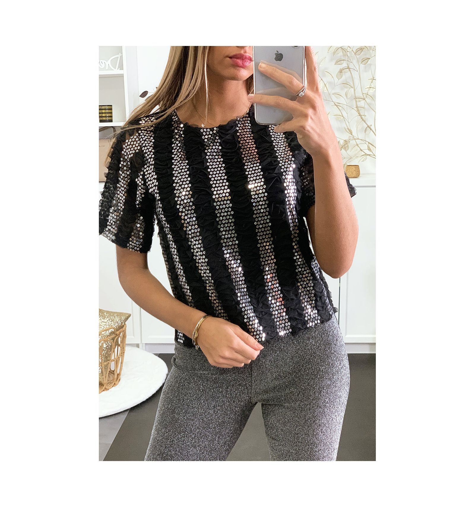 Zwarte top met zilveren pailletten en mesh patroon. Mode Kleding