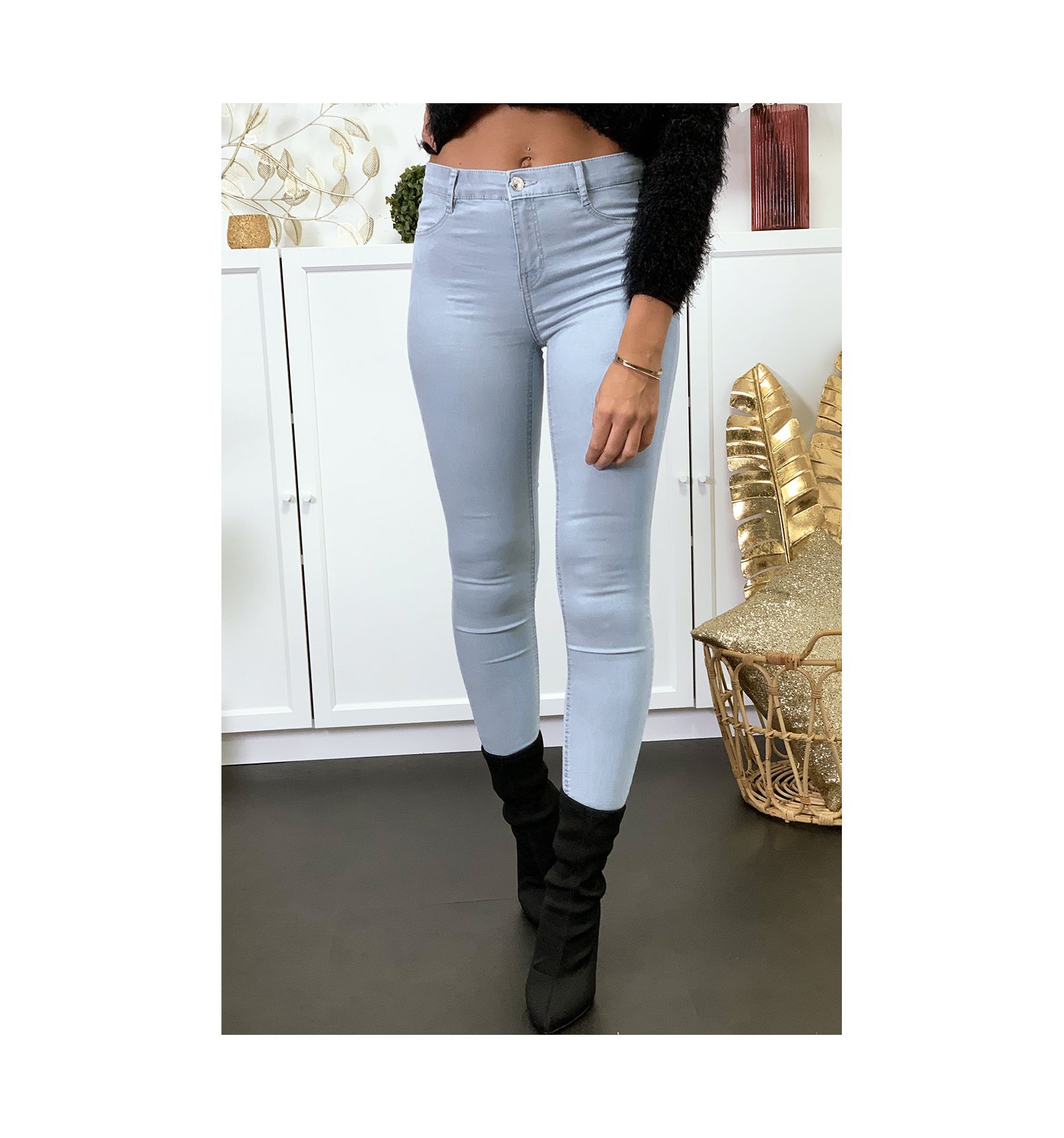 Jeans slim bleu ciel avec poches arrière. Jeans femme fashion et petit prix