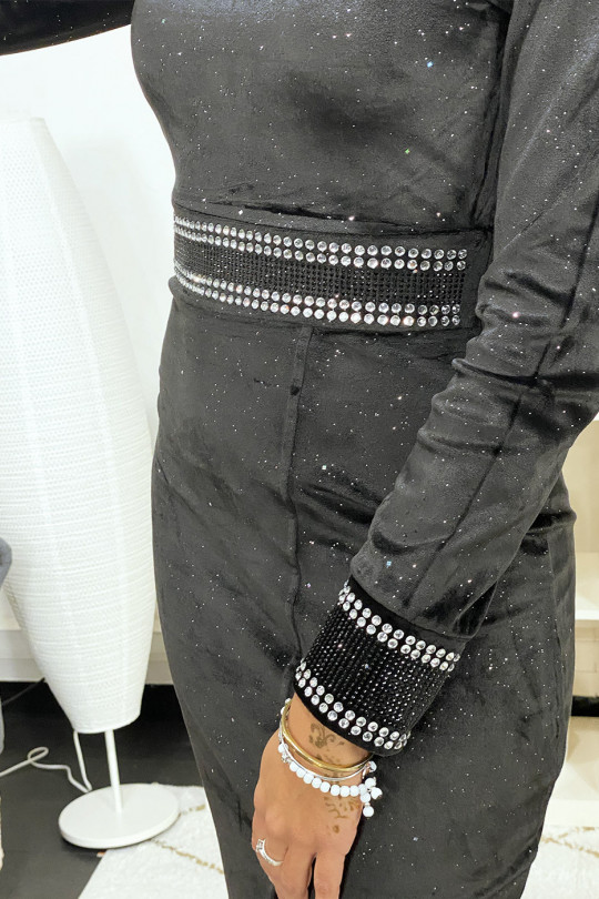 Robe de soirée en velours pailleté noir ornée de strass Robe de soirée en velours pailleté noir ornée de strass