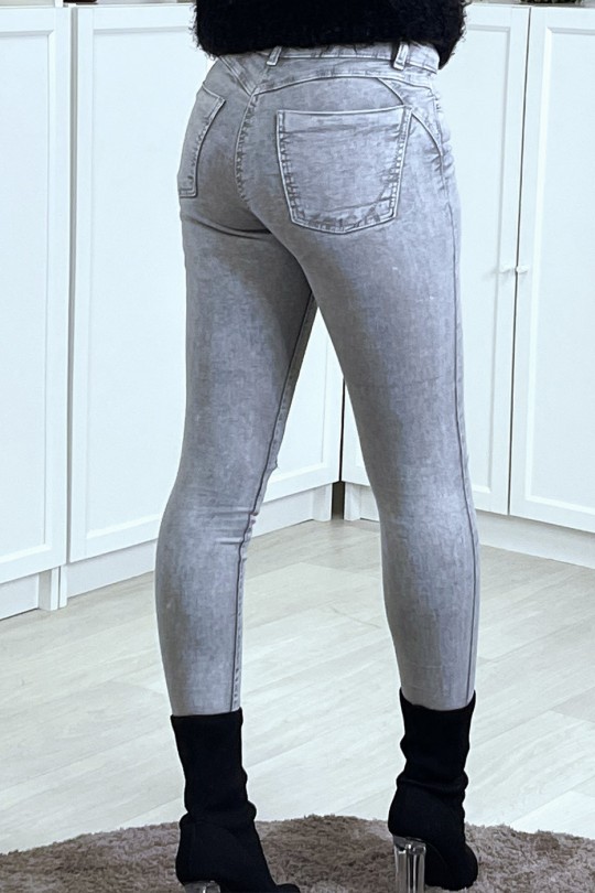 Jean slim gris délavé lacéré aux genoux Jean slim gris délavé lacéré aux genoux