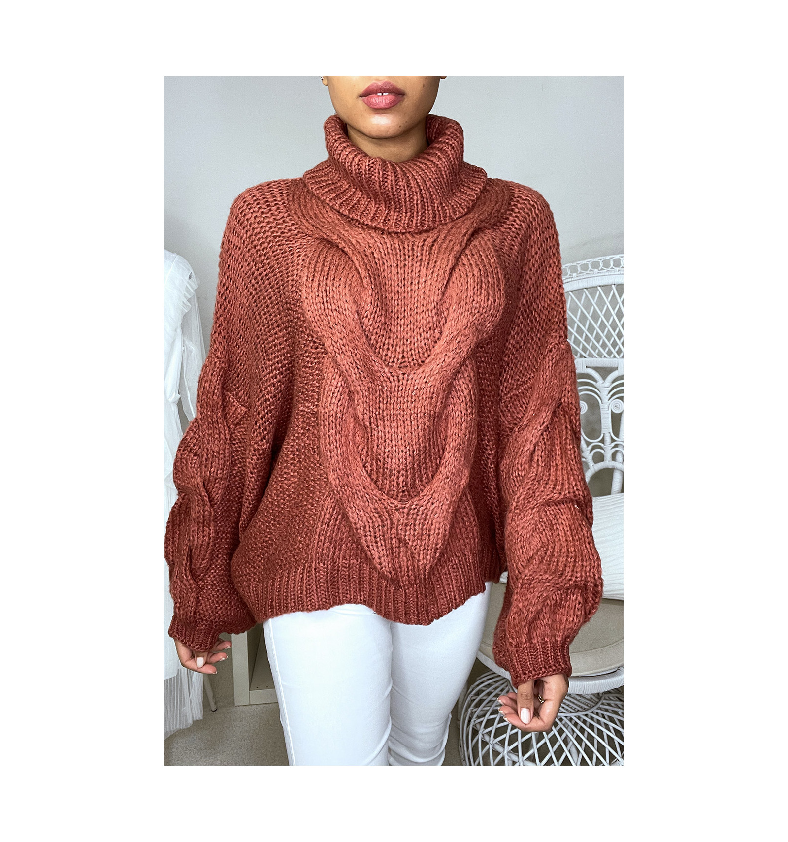 Grote oud roze trui met vlecht en coltrui. Modieuze en goedkope damesmodekleding