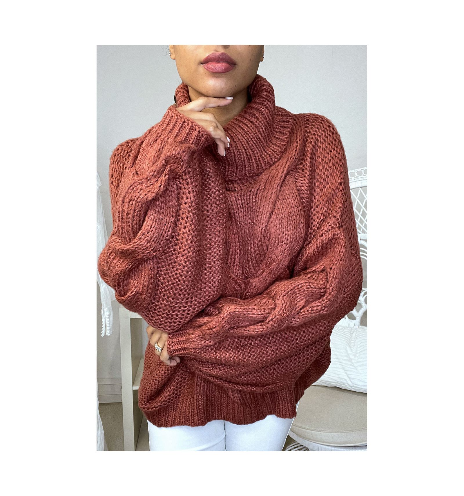 Grote oud roze trui met vlecht en coltrui. Modieuze en goedkope damesmodekleding