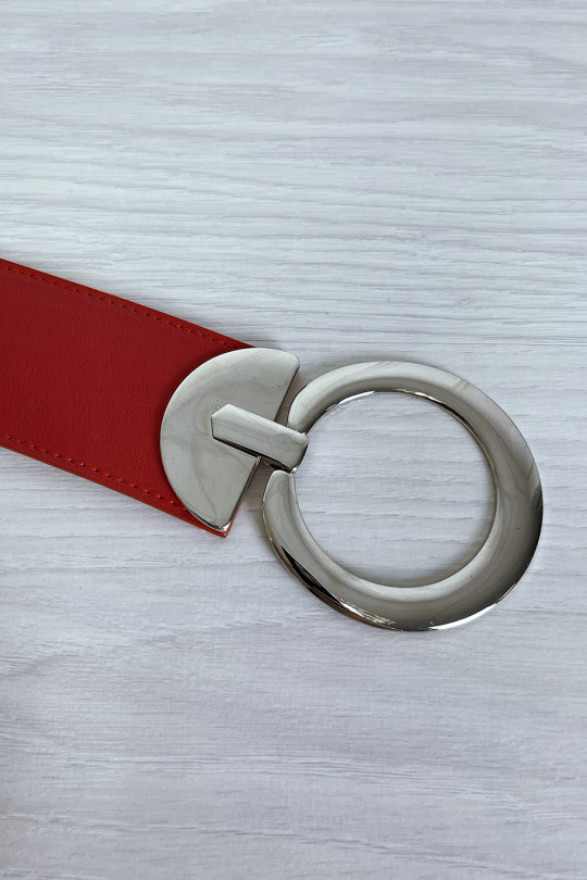 Grosse ceinture rouge en simili avec boucle cercle argenté Grosse ceinture rouge en simili avec boucle cercle argenté