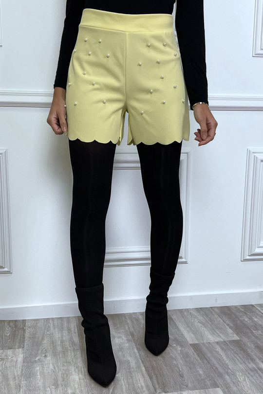 Short jaune coupe evasée avec petites perles Short jaune coupe evasée avec petites perles