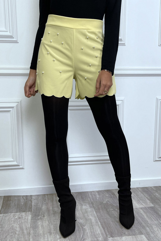 Short jaune coupe evasée avec petites perles Short jaune coupe evasée avec petites perles