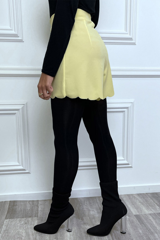 Short jaune coupe evasée avec petites perles Short jaune coupe evasée avec petites perles