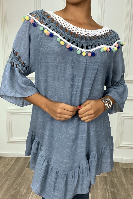 Robe tunique noir avec dentelle et pompon au col et aux manches Robe tunique noir avec dentelle et pompon au col et aux manches