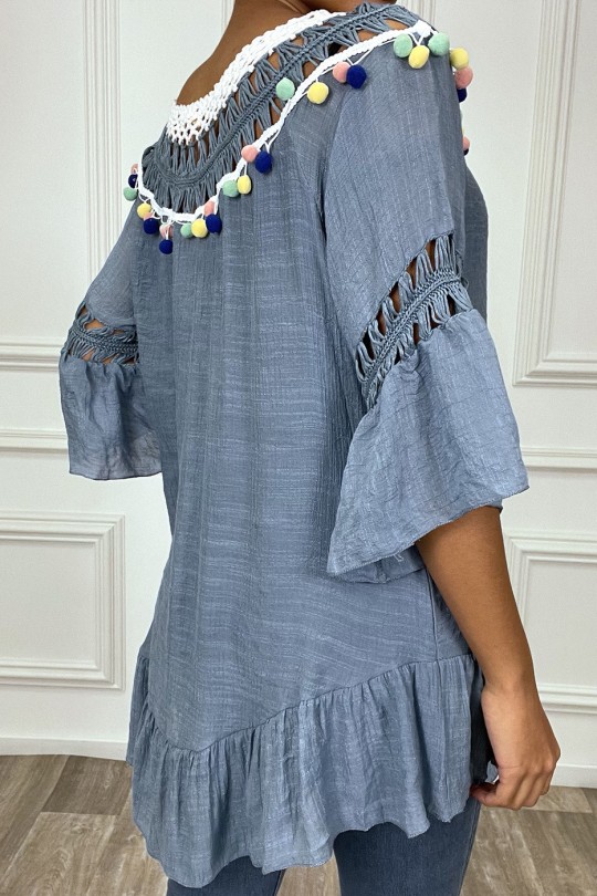Robe tunique noir avec dentelle et pompon au col et aux manches Robe tunique noir avec dentelle et pompon au col et aux manches