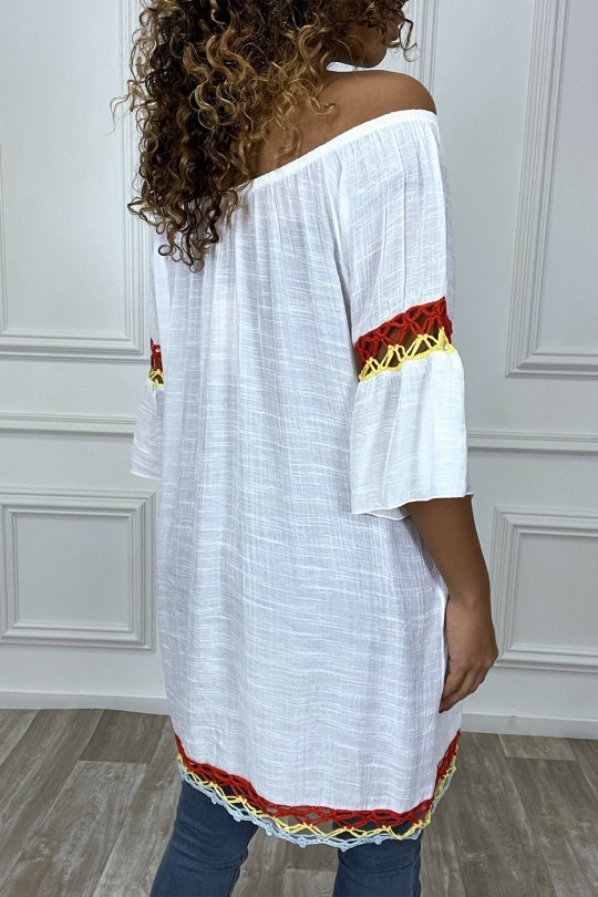 Robe tunique blanche col bateau avec lacet et dentelle coloré Robe tunique blanche col bateau avec lacet et dentelle coloré