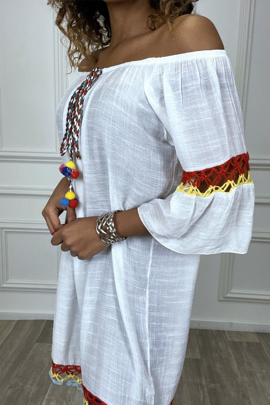 Robe tunique blanche col bateau avec lacet et dentelle coloré Robe tunique blanche col bateau avec lacet et dentelle coloré