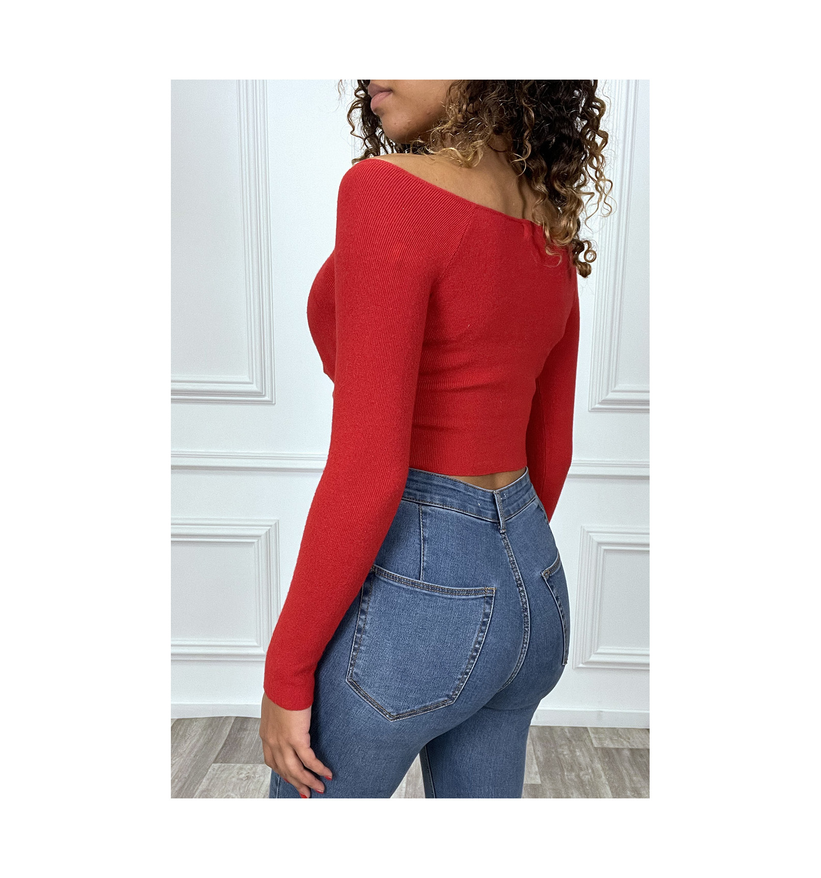 pull avec un coeur rouge