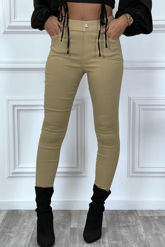 Pantalon slim noir avec poches et boutons avec faux diamant Pantalon slim noir avec poches et boutons avec faux diamant