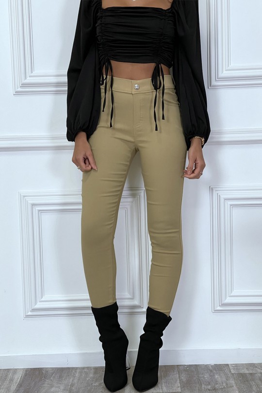 Pantalon slim noir avec poches et boutons avec faux diamant Pantalon slim noir avec poches et boutons avec faux diamant
