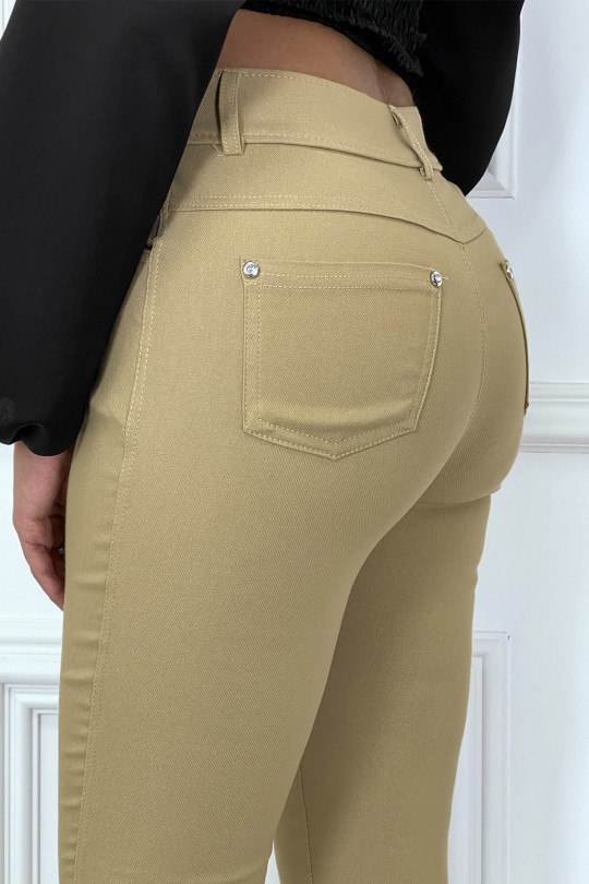 Pantalon slim noir avec poches et boutons avec faux diamant Pantalon slim noir avec poches et boutons avec faux diamant