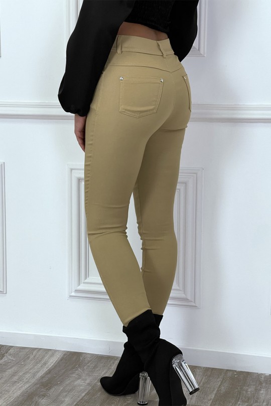 Pantalon slim noir avec poches et boutons avec faux diamant Pantalon slim noir avec poches et boutons avec faux diamant