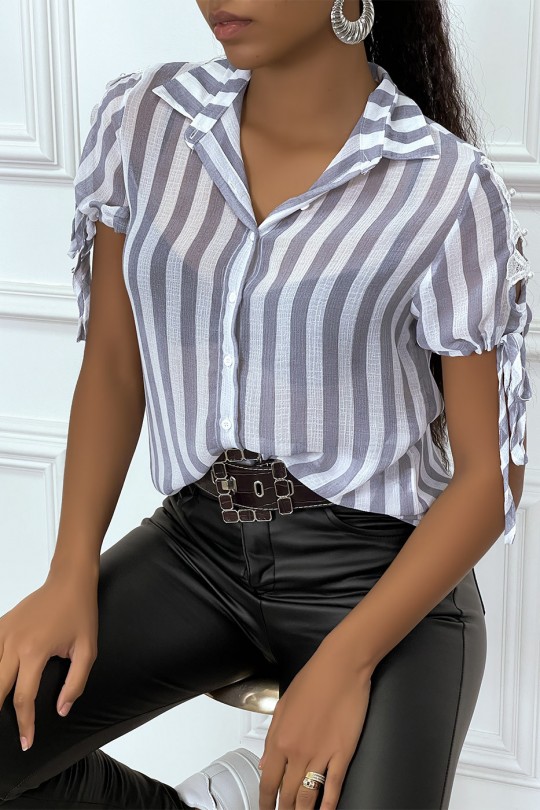 Chemise orange à rayure et dentelle sur les bras Chemise orange à rayure et dentelle sur les bras