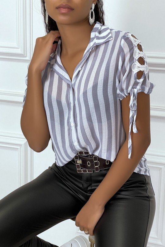 Chemise orange à rayure et dentelle sur les bras Chemise orange à rayure et dentelle sur les bras