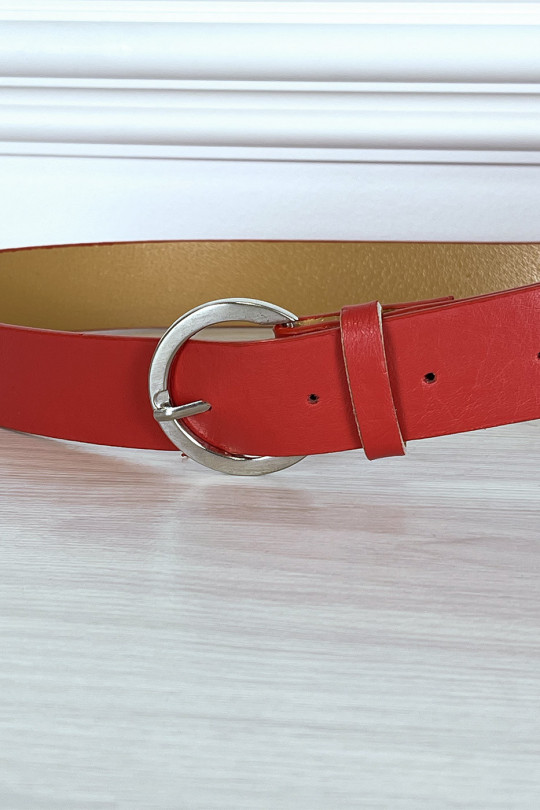 Ceinture rouge à pochette à clous sur le côté Ceinture rouge à pochette à clous sur le côté
