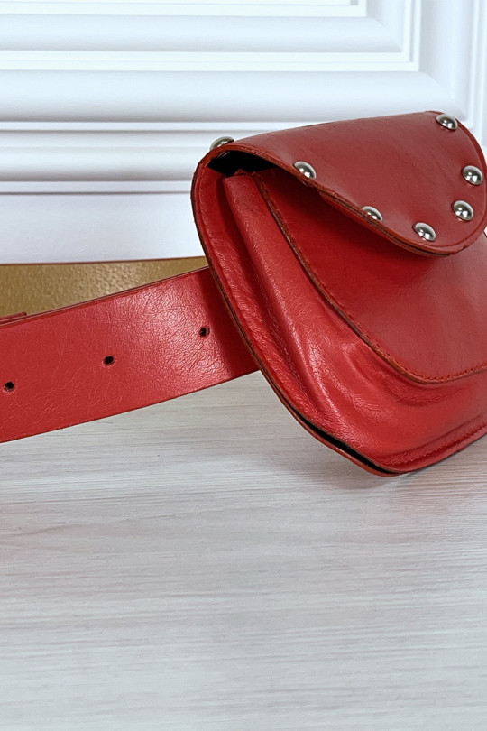 Ceinture rouge à pochette à clous sur le côté Ceinture rouge à pochette à clous sur le côté