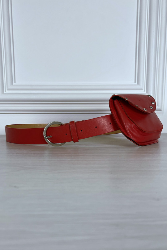 Ceinture rouge à pochette à clous sur le côté Ceinture rouge à pochette à clous sur le côté