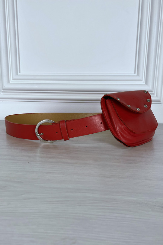 Ceinture rouge à pochette à clous sur le côté Ceinture rouge à pochette à clous sur le côté