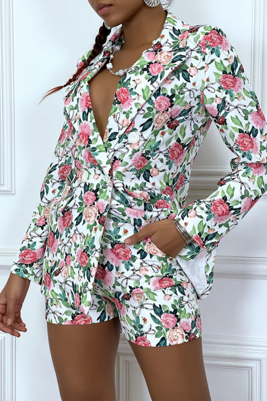 Ensemble blazer et short blanc à motif fleuri Ensemble blazer et short blanc à motif fleuri