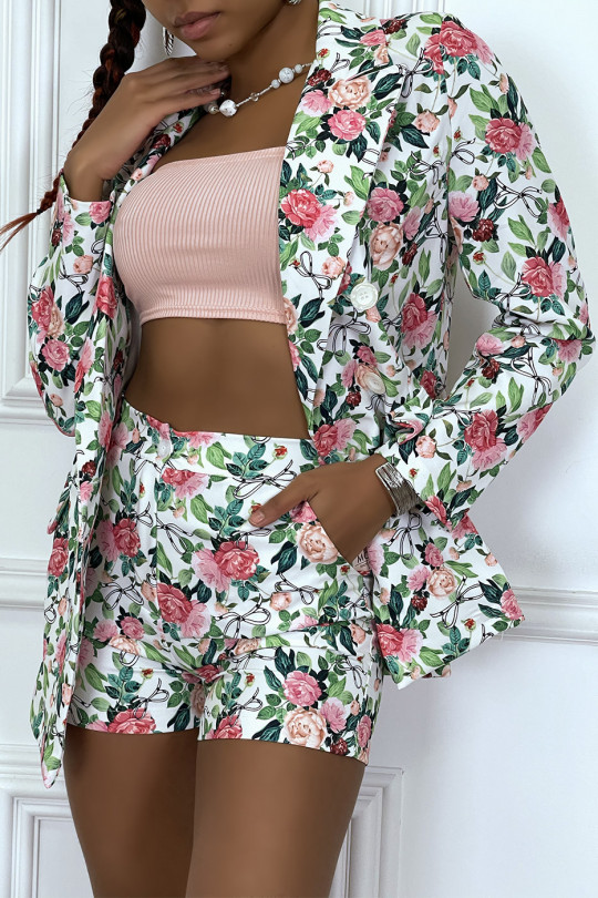 Ensemble blazer et short blanc à motif fleuri Ensemble blazer et short blanc à motif fleuri