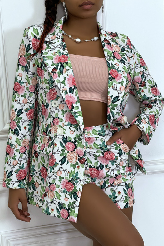 Ensemble blazer et short blanc à motif fleuri Ensemble blazer et short blanc à motif fleuri