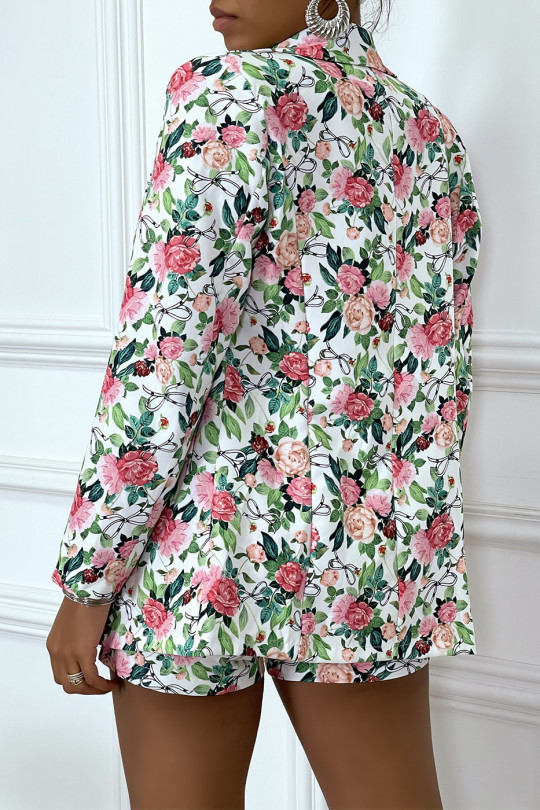 Ensemble blazer et short blanc à motif fleuri Ensemble blazer et short blanc à motif fleuri